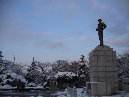 자유공원의 상징, 맥아더 장군 동상. 